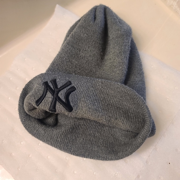 Grey NY Yankees Beanie - Picture 2 of 6